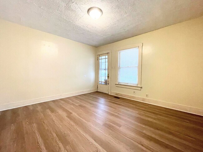 Building Photo - Charming 2 Bedroom 1 Bath House