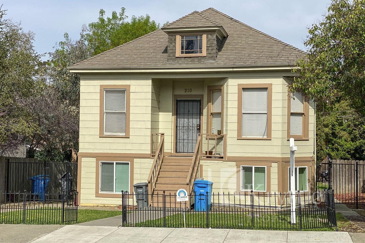 Primary Photo - Nicely remodeled lower-level unit