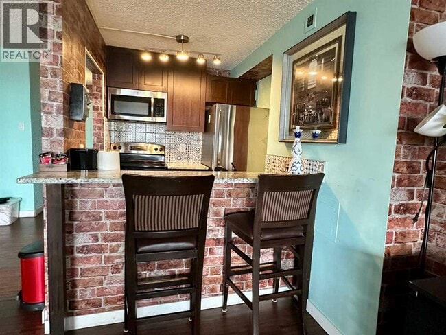 Building Photo - 2411-221-226 6 Ave SE