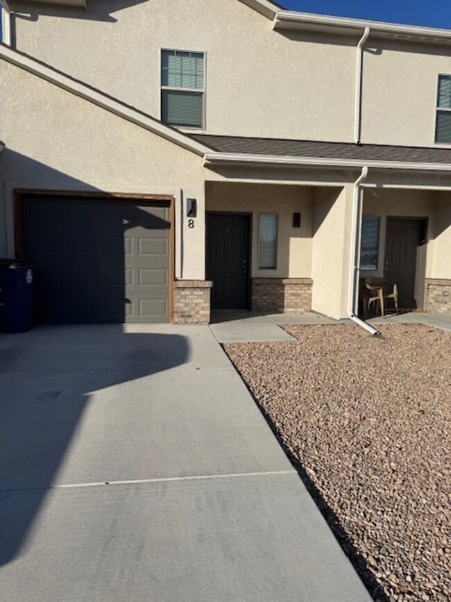 Modern 2-Story Townhome in Prime Mesa Mall Location! - Modern 2-Story Townhome in Prime Mesa Mall Location!