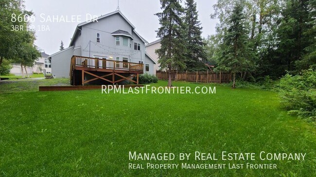 Building Photo - Gorgeous Luxury Three Bedroom Home with Th...