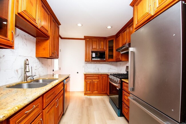 Building Photo - 1099 Bradford Dr