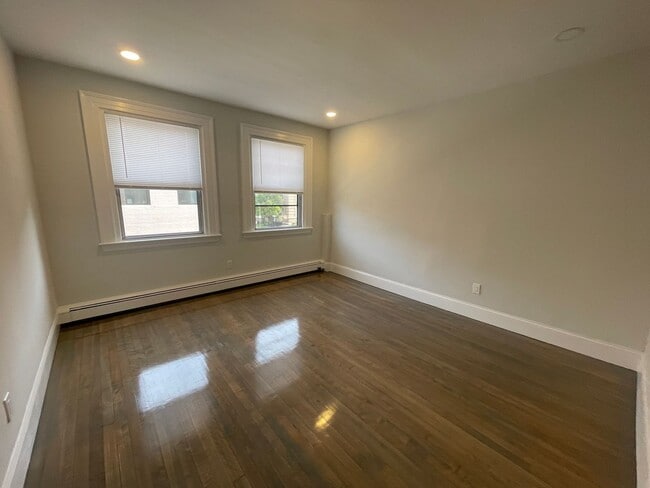 Foto del edificio - Newton | 1 Bedroom, 1 Bathroom | $2,250 | ...