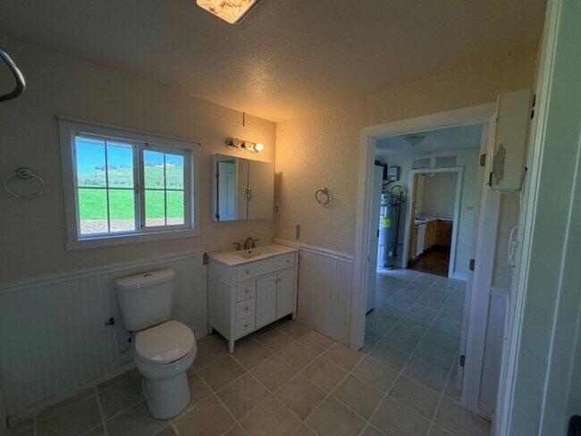 Foto del edificio - Charming 1 Bedroom Home with Bonus Room in a Serene, Secluded Setting