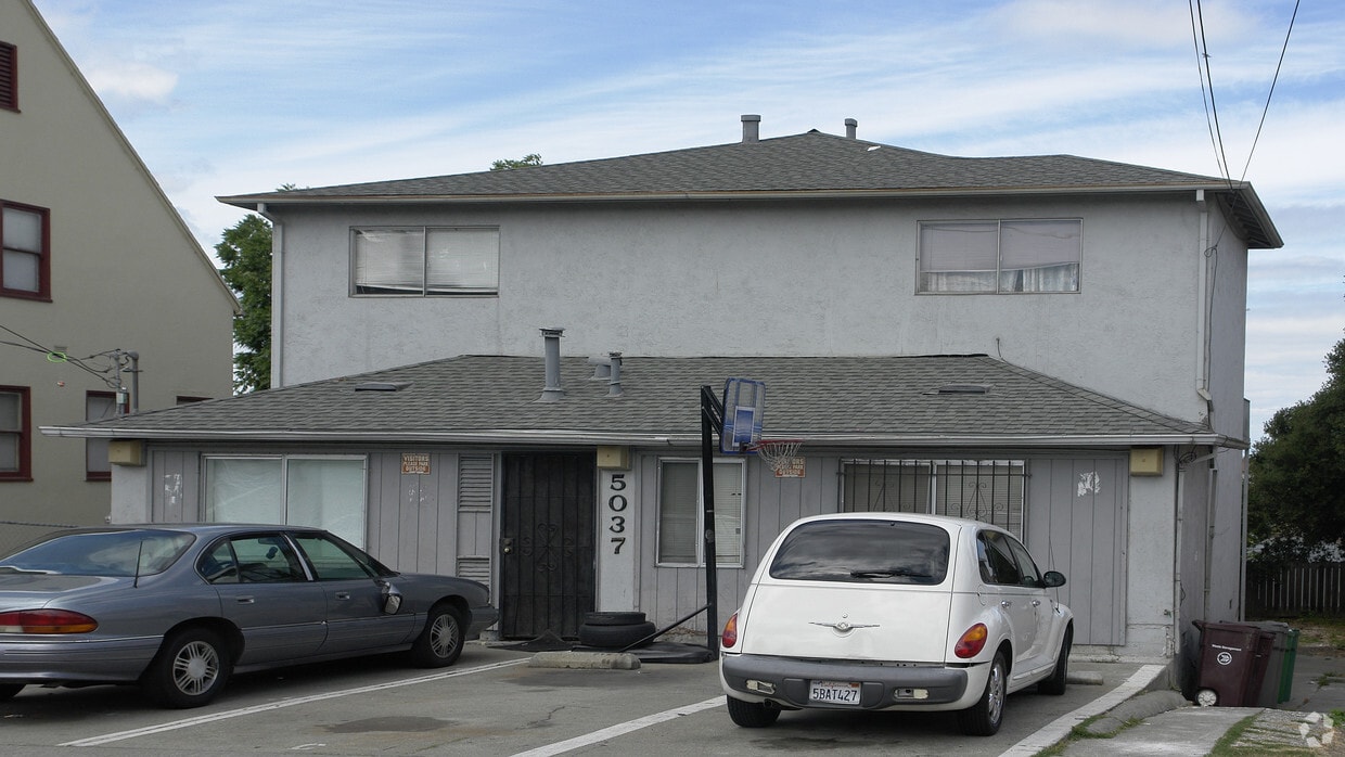 Building Photo - 5037 Fairfax Ave