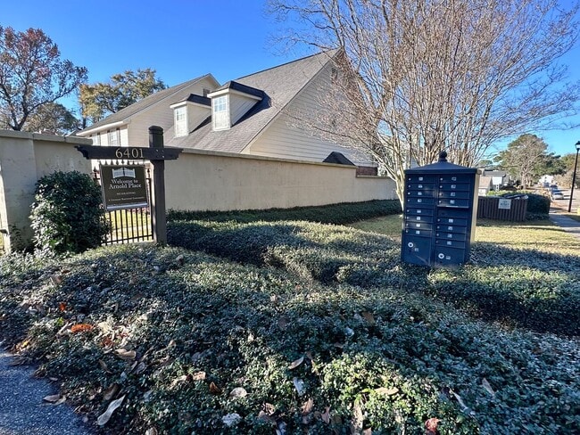 Building Photo - STUDENTS WELCOME! 3/2 Townhouse near USA! GATED! Students Welcome!