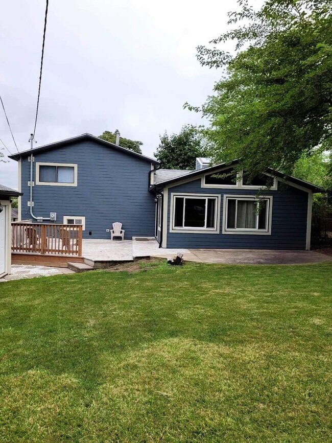 Building Photo - 2112 Old Elm Rd