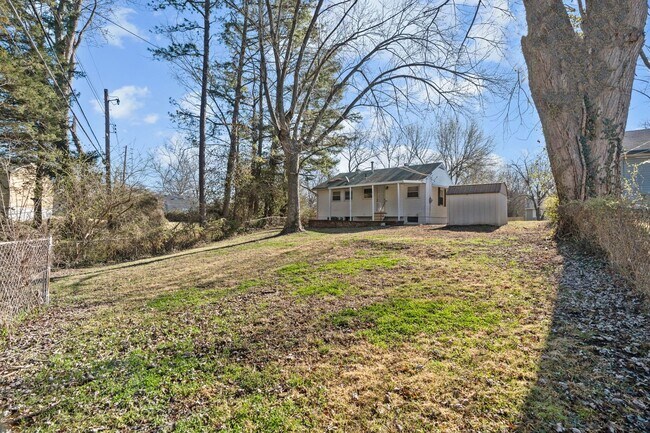 Foto del edificio - 3-Bedroom, 1-Bath Single-Family Home, BIG backyard!
