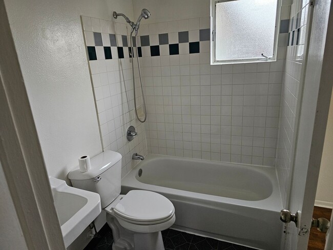 Foto del edificio - Open House Sunday, 5/4 11a - 1p  3 Bed, 1....