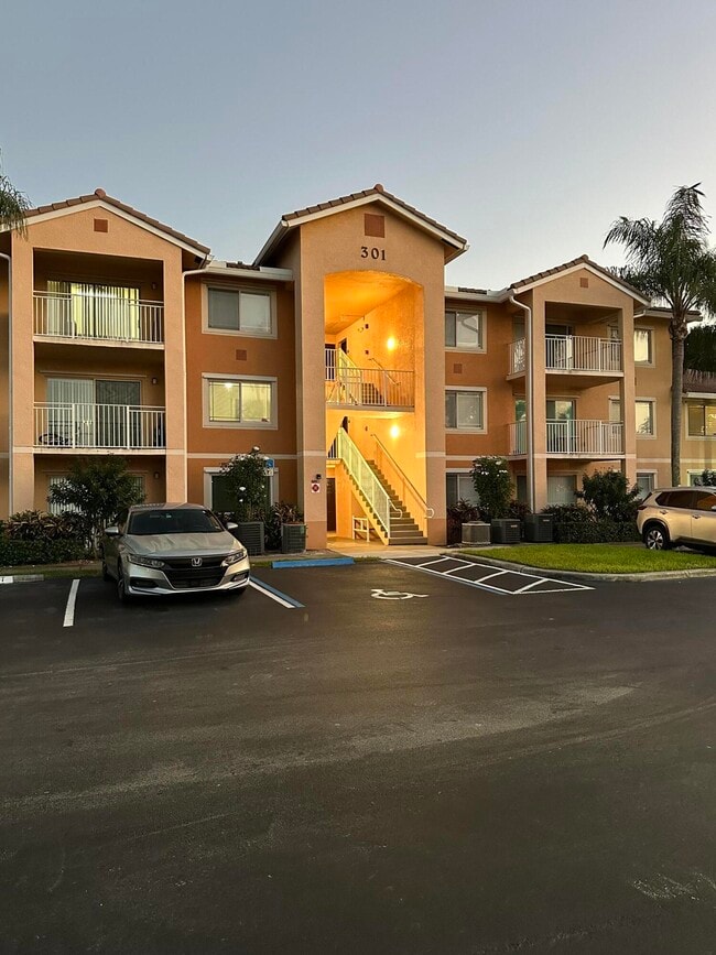 Building Photo - 301 SW Palm Dr