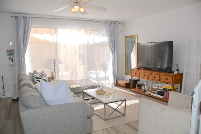 Building Photo - 140 Soriano Dr