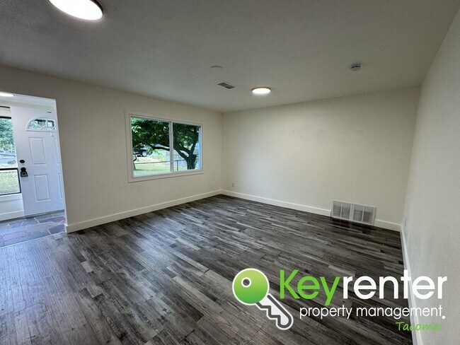 Building Photo - Fully Renovated 4-Bedroom Home with in Lak...