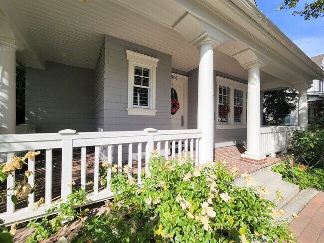 Building Photo - Newly Updated Home Available Now in Downto...
