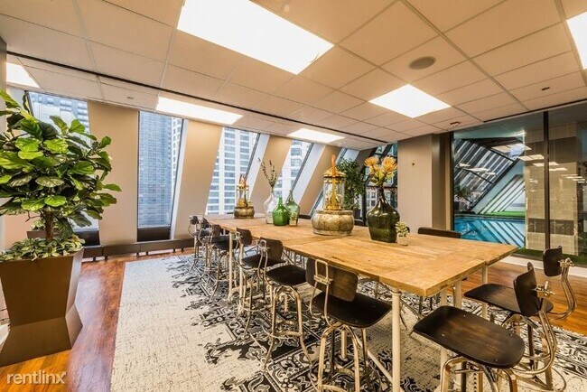 Building Photo - 645 N McClurg Ct