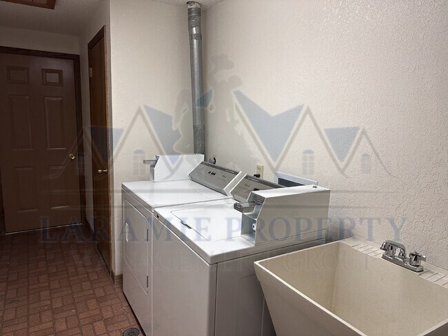 Building Photo - 2 Bedroom 1 Bathroom Apartment