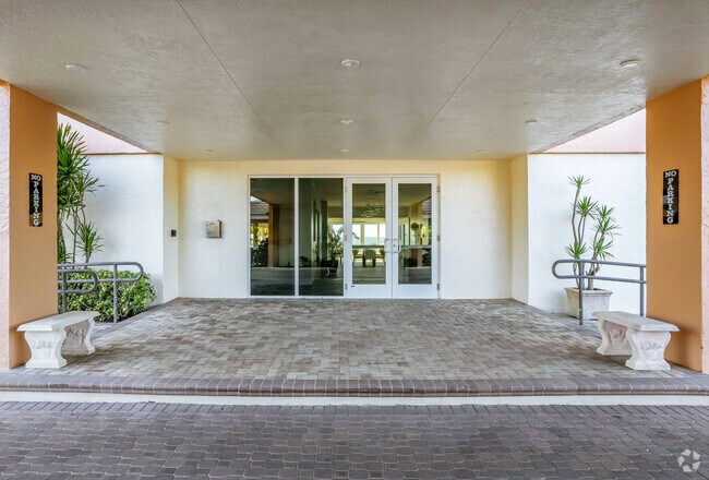 Entrada - Longboat Harbor Towers