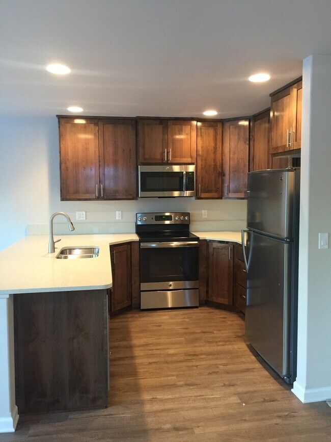 Foto del edificio - SE Bend, LIKE NEW Townhouse, 3 Bedrooms, 2 1/2 Baths, Garage, Gas Heat, Patio