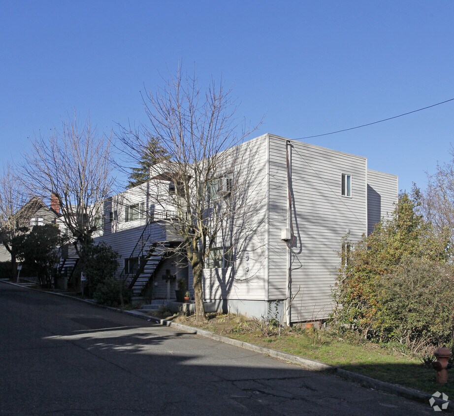 Building Photo - 2320 SW Cactus Dr