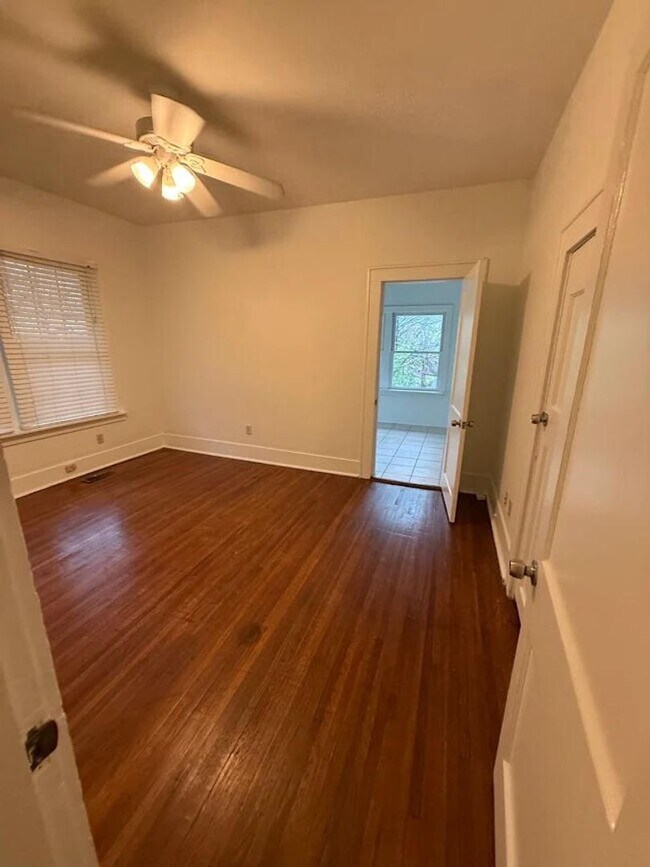 Foto del edificio - Charming Hillcrest 2-Bed Home with Modern Upgrades & Sunlit Living Spaces