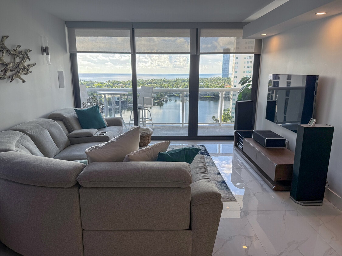 Foto principal - 20505 E Country Club Dr