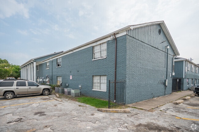 7611 Glenview Dr Houston, TX 77061 - Leonora Square Apartments
