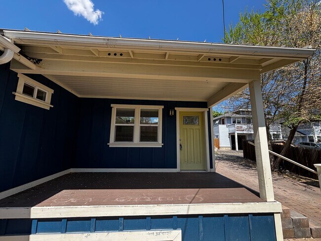 Foto del edificio - 830 NW Ogden Ave