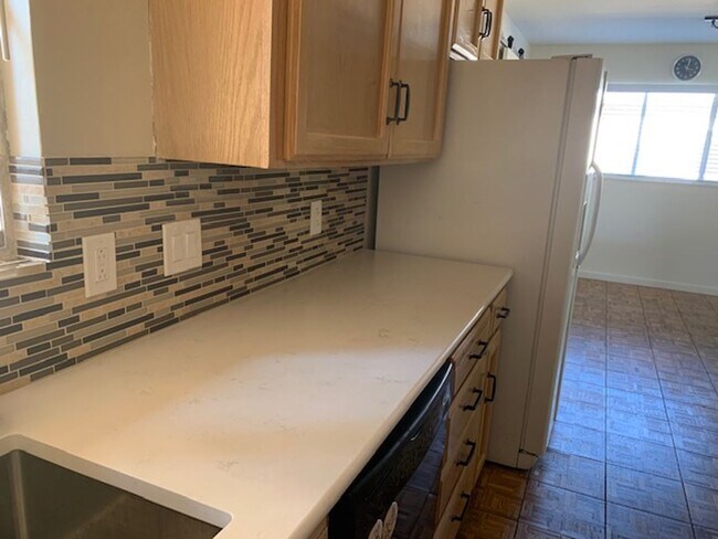 Foto del edificio - Spacious house with hardwood, handicap ramps, pet friendly, large garden with fruit trees