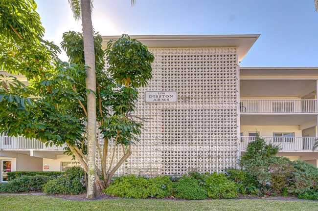 Photo - 5150 10th Ave N (Saint Petersburg, FL) Townhome