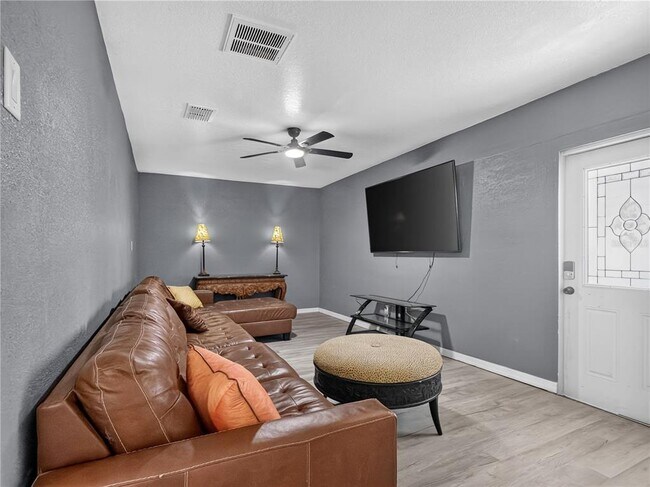 Building Photo - 465 Rio Grande Ln