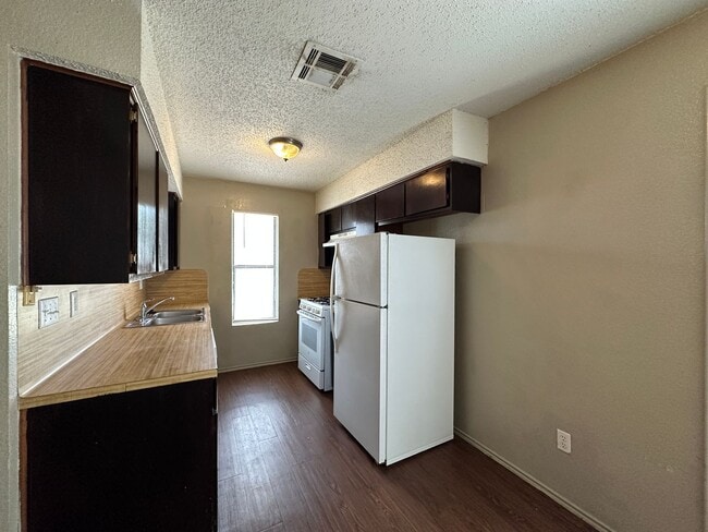 Building Photo - 1103 Country Aire Drive
