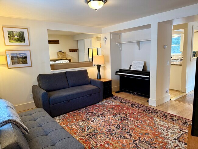 Building Photo - 396 Upper Main St