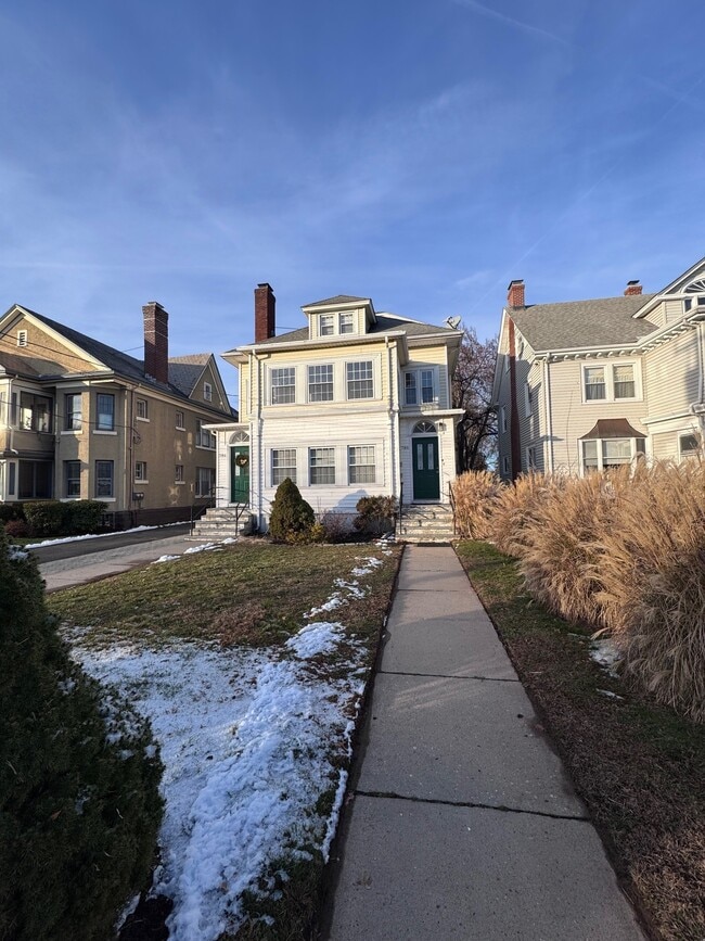 Building Photo - 786 Farmington Ave