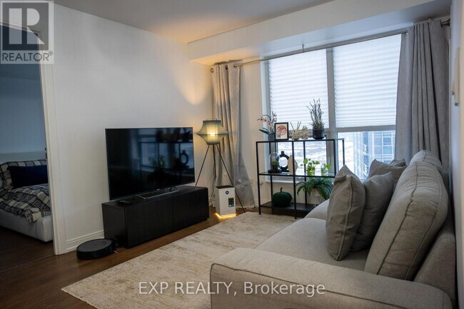 Photo du bâtiment - 255 Village Green Square