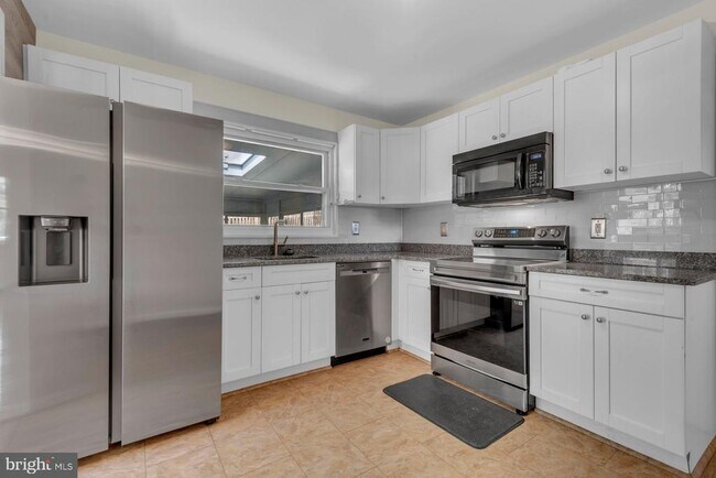 Building Photo - 6004 Mustang Pl