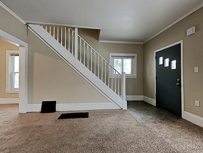 Foto del edificio - Available NOW and JUST Reduced!!