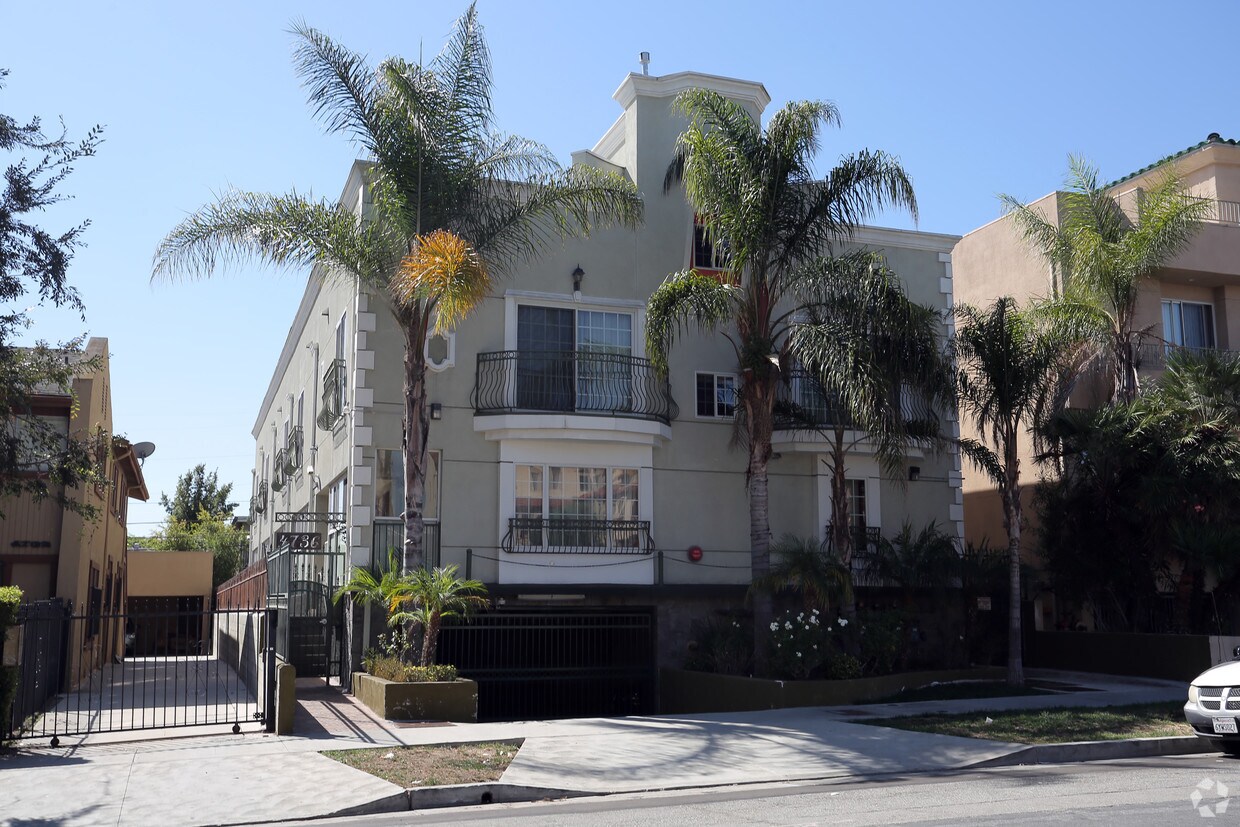 Foto principal - 4736 Elmwood Ave