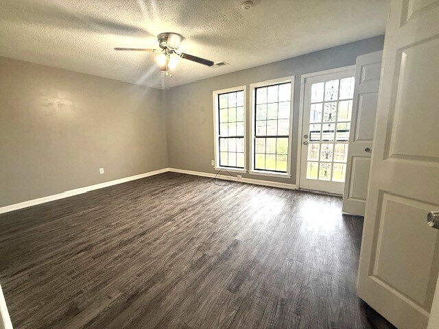 Foto del edificio - 4230 Cedartree Dr