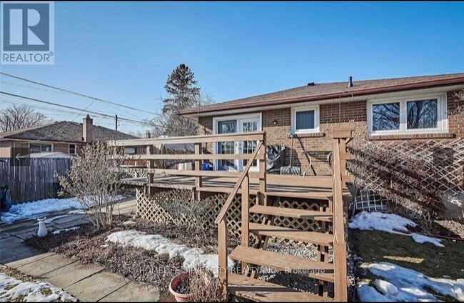 Building Photo - 901 Crocus Crescent
