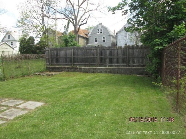 Building Photo - Huge 4 Bedroom Home in Ambridge