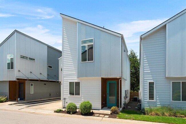 Building Photo - 705 N Bluff Dr