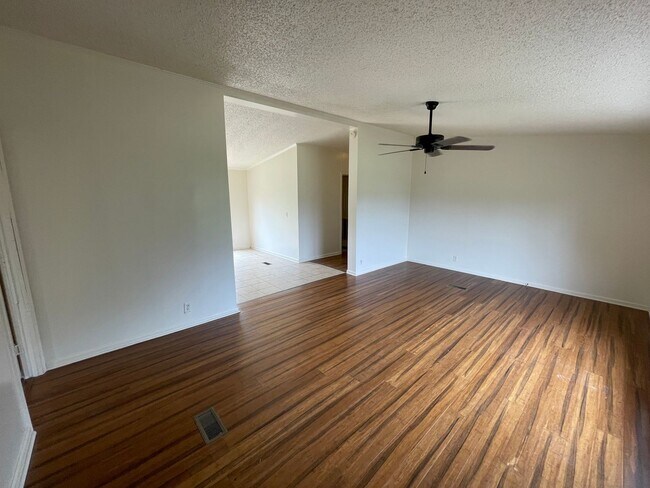 Foto del edificio - Large 3 bedroom 2 bathroom home available ...