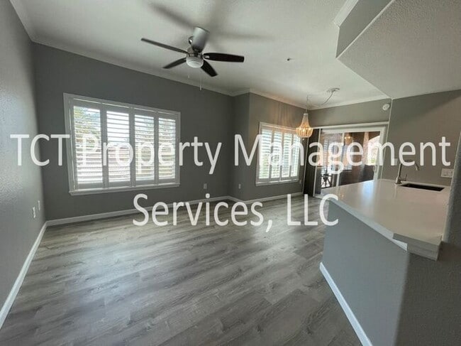 Building Photo - Updated Condo with Pool View!