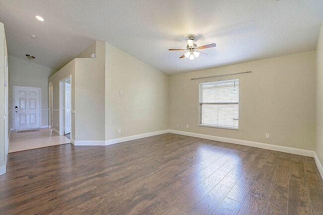 Building Photo - 832 NW Greenwich Ct