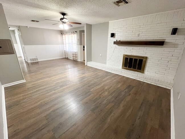 Foto del edificio - 2037 Bridge Ave