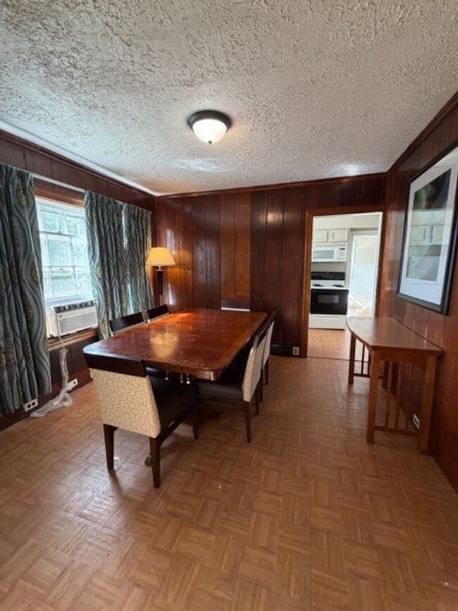 Building Photo - 3 bedroom 2 bed available NOW!