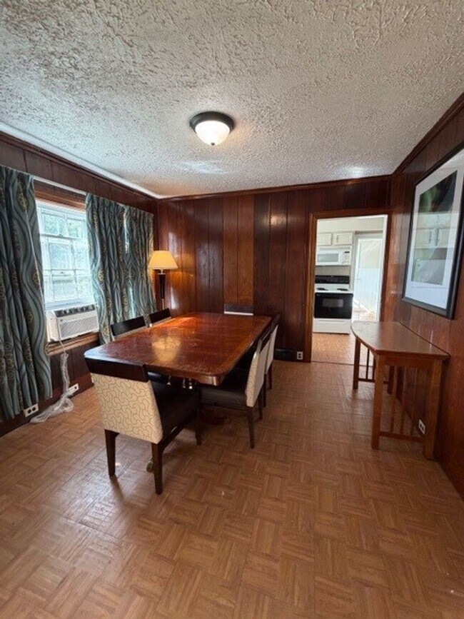 Foto del edificio - 3 bedroom 2 bed available NOW!