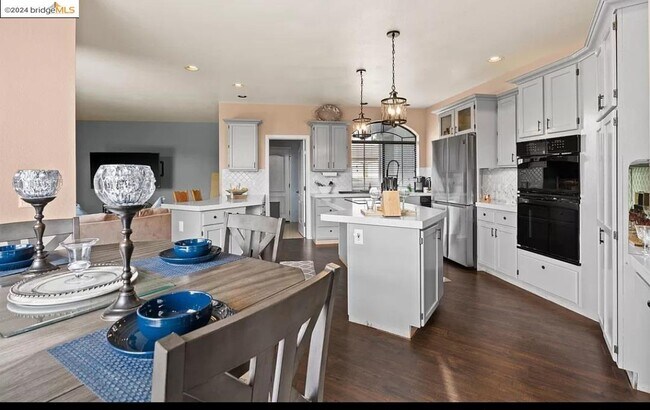 Building Photo - 5640 Edgeview Dr