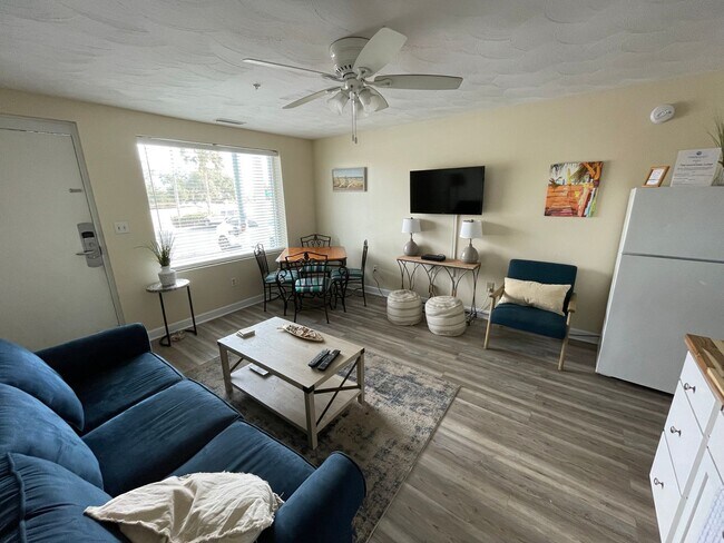 Photo - 1Bed/1Bath Renovated Furnished Condo acros...