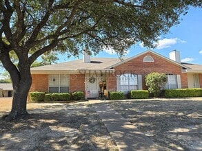 Building Photo - 915 Vanessa Dr