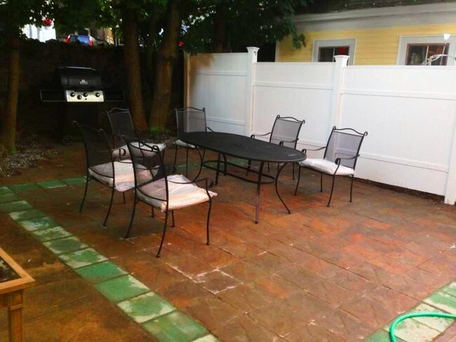 Building Photo - 2 Sparhawk St